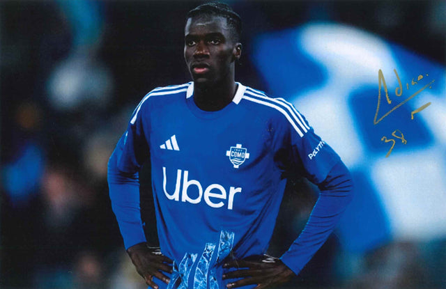 Fotografia autografata Assane Diao maglia blu Como 1907 Adidas Uber numero 39 – autografo originale pennarello oro – 29,7x21 cm – condizioni Excellent