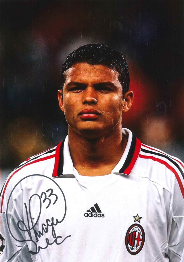 Fotografia autografata Thiago Silva maglia away bianca AC Milan Adidas numero 33 ritratto frontale sotto la pioggia – autografo originale pennarello nero – 29,7x21 cm – condizioni Excellent