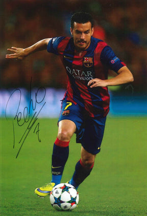 Fotografia autografata Pedro Rodriguez FC Barcelona maglia Nike Qatar Airways numero 7 in azione Champions League 2014-15 – autografo originale pennarello nero – 29,5x21 cm – condizioni Excellent