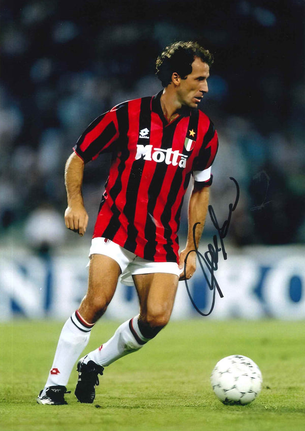 Fotografia Autografata Franco Baresi – Milan Home Lotto Motta 1993/94 – Azione in Campo – 29x21 cm – COA Incluso