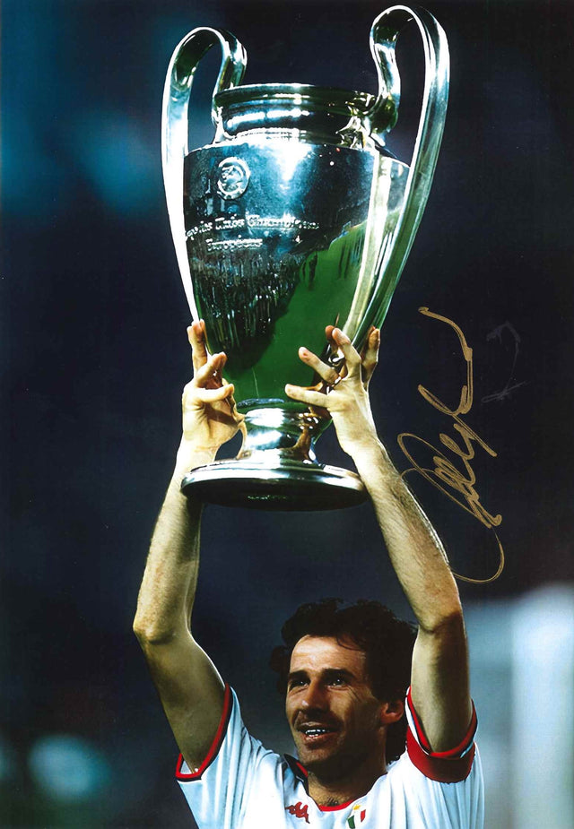 Fotografia autografata Franco Baresi alza Coppa dei Campioni 1994 maglia Milan Away Kappa bianca – autografo originale oro – 29x21 cm – condizioni Excellent