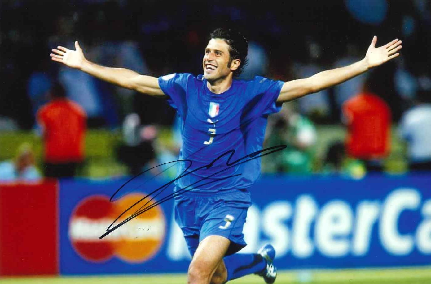 Fotografia autografata Fabio Grosso esultanza braccia aperte semifinale Germania Mondiali 2006 maglia Nazionale Italia numero 3 Puma – autografo originale pennarello nero – 17x12 cm