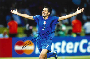 Fotografia autografata Fabio Grosso esultanza braccia aperte semifinale Germania Mondiali 2006 maglia Nazionale Italia numero 3 Puma – autografo originale pennarello nero – 17x12 cm