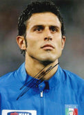 Fotografia autografata Fabio Grosso ritratto in tuta ufficiale Nazionale Italia FIGC sponsor TIM – autografo originale pennarello nero – 17x12 cm – condizioni Excellent