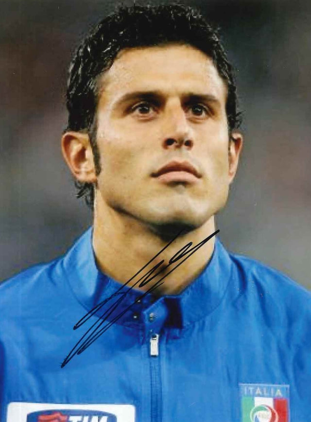 Fotografia autografata Fabio Grosso ritratto in tuta ufficiale Nazionale Italia FIGC sponsor TIM – autografo originale pennarello nero – 17x12 cm – condizioni Excellent