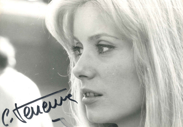 Fotografia autografata Catherine Deneuve ritratto in bianco e nero profilo anni '70 – autografo originale pennarello blu firma C. Deneuve – 18,3x12,9 cm – condizioni Excellent