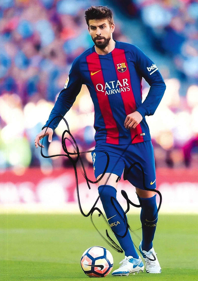 Fotografia autografata Gerard Piqué azione in campo maglia FC Barcelona Nike Qatar Airways 2016-17 – autografo originale pennarello nero – 29x20 cm – condizioni Excellent