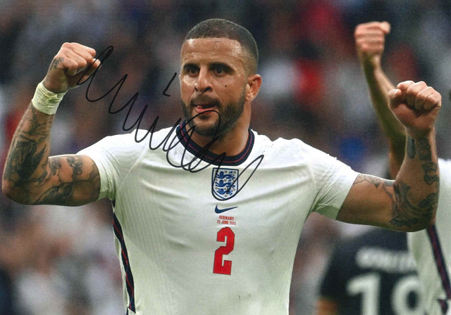 Fotografia autografata Kyle Walker numero 2 Nazionale Inghilterra Nike esultanza ottavi Euro 2020 vs Germania 29 giugno 2021 – autografo originale pennarello nero – 29x20 cm