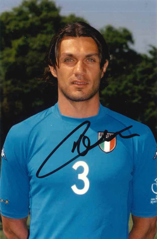 Fotografia autografata Paolo Maldini maglia azzurra numero 3 Nazionale Italiana Mondiali 2002 – autografo pennarello nero – 14,7x9,7 cm – COA incluso