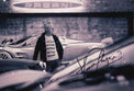 Fotografia autografata Horacio Pagani nell'atelier Pagani Automobili – bianco e nero tra le hypercar – autografo originale pennarello nero – condizioni Excellent