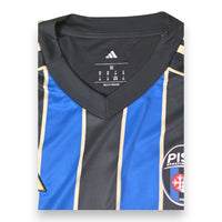 Dettaglio taglia M etichetta interna maglia Pisa Home Akinsanmiro Player Issued Adidas