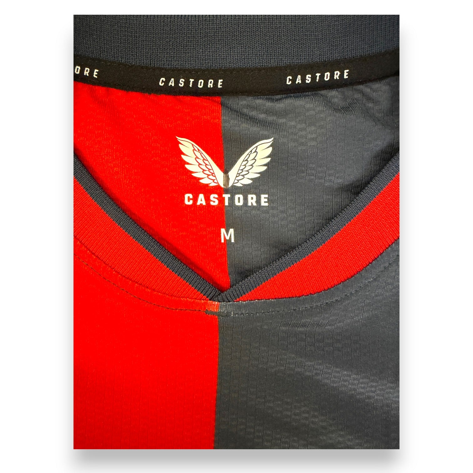 Dettaglio colletto interno Castore taglia M maglia Genoa CFC Home 2022-23 Player Issued – Mattia Aramu N.10 – stagione promozione Serie A