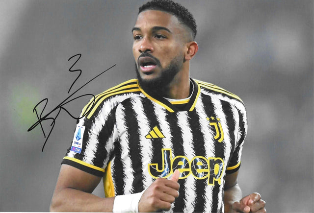 Fotografia autografata Gleison Bremer ritratto in campo maglia Juventus Home bianconera Adidas sponsor Jeep dettagli gialli tre stelle patch Serie A TIM stagione 2023-24 – autografo originale pennarello nero con numero 3 lato sinistro – 30x20,3 cm – condizioni Excellent