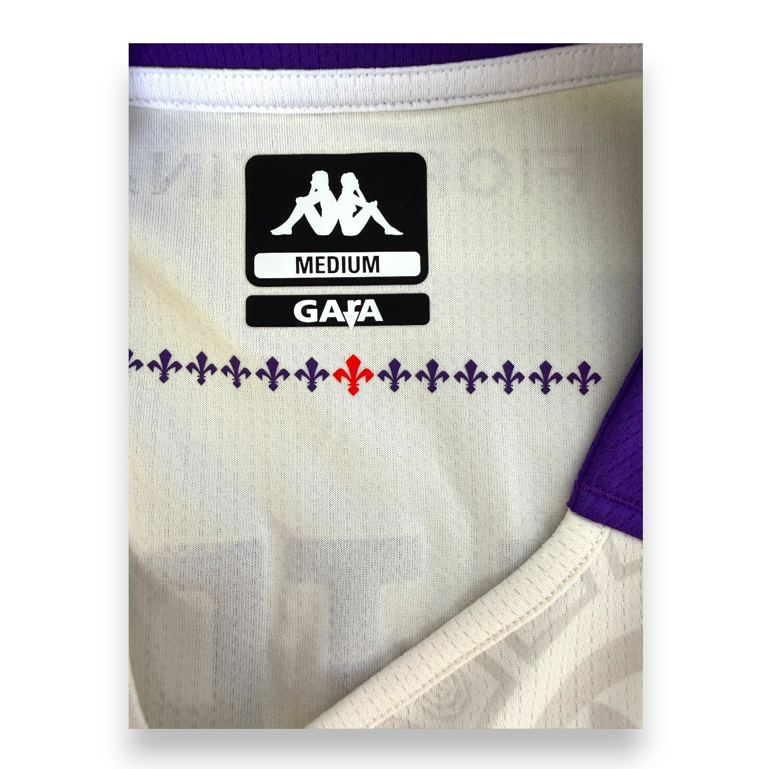 Dettaglio interno maglia Fiorentina Away 2024-25 Kappa Gara – taglia Medium – giglio rosso Davide Astori