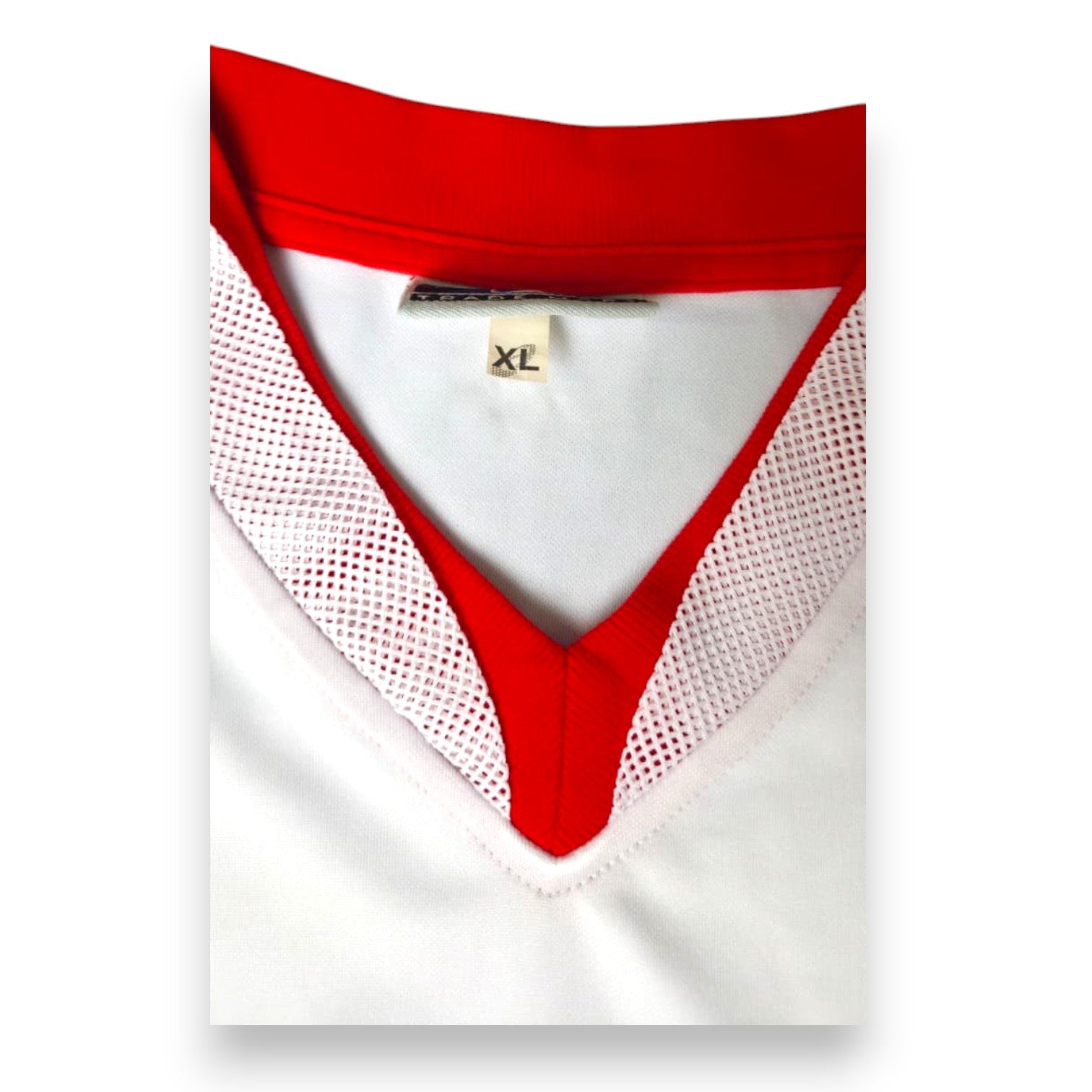 Dettaglio colletto rosso e taglia XL maglia Triestina Away 2004-05 Player Issued Bruni – Asics – interni microforati bianchi