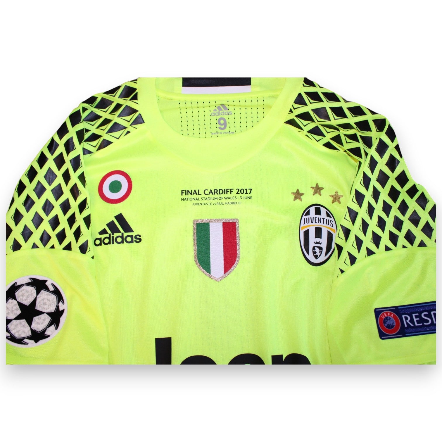 Dettaglio patch Final Cardiff 2017 Juventus FC vs Real Madrid CF e coccarda tricolore – maglia portiere Buffon Player Issued