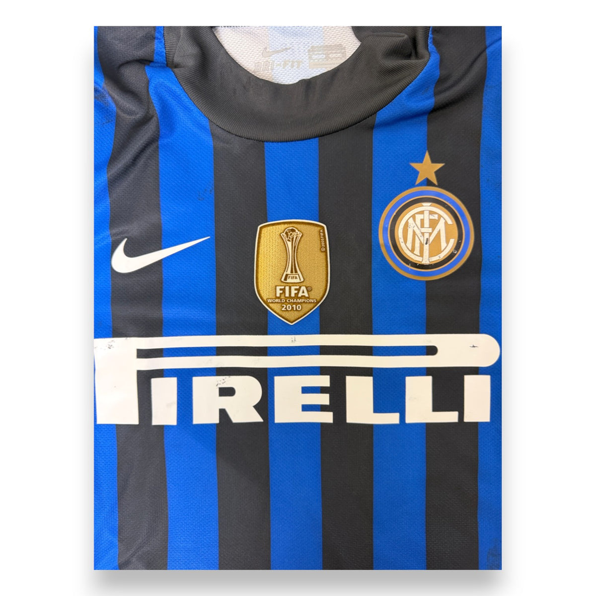 Dettaglio stemma Inter e patch FIFA World Champions 2010 – maglia Inter 2011-12 Nike Pirelli