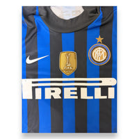 Dettaglio stemma Inter e patch FIFA World Champions 2010 – maglia Inter 2011-12 Nike Pirelli
