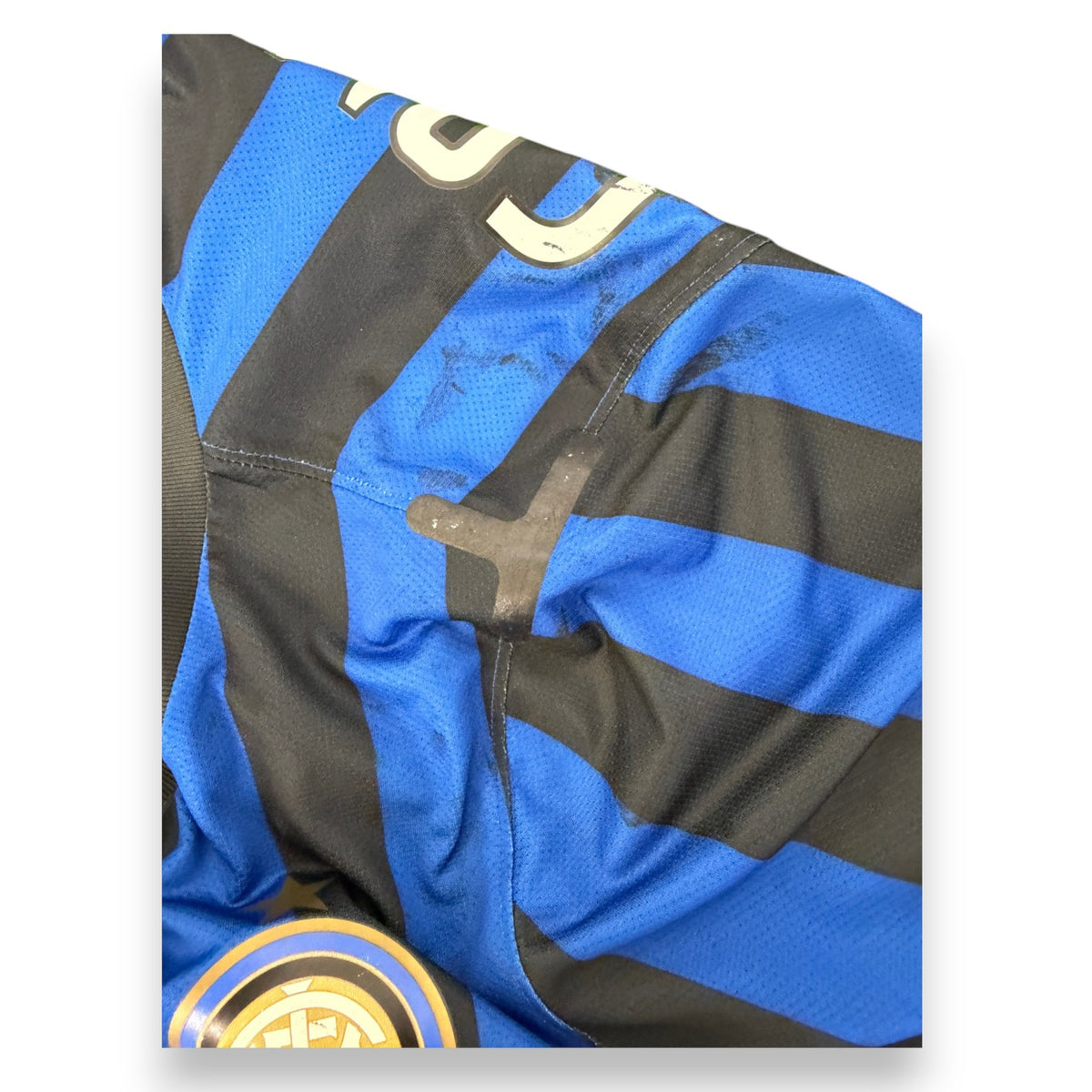 Dettaglio spalla maglia Inter 2011-12 Cambiasso – cuciture e segni di conservazione