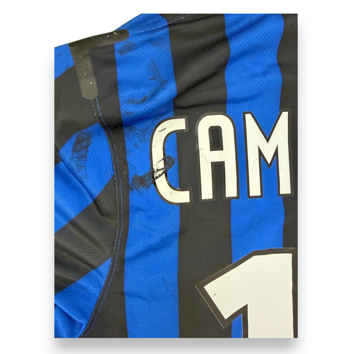 Dettaglio nameset Cambiasso maglia Inter 2011-12 – lettering ufficiale nerazzurro