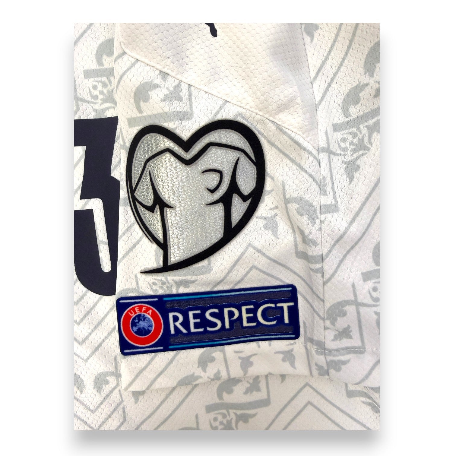 Emblema Vivo Azzurro e patch UEFA Respect maglia Nazionale Italia 2019/20
