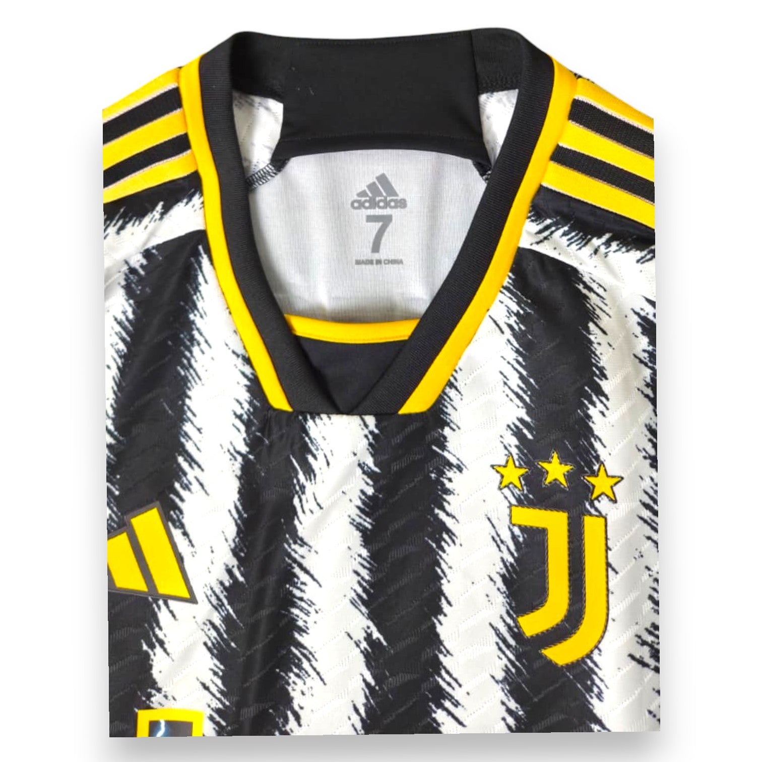 Dettaglio collo maglia Juventus Home Player Issued 2023-24 – Adidas taglia 7 – Made in China – tre stelle oro