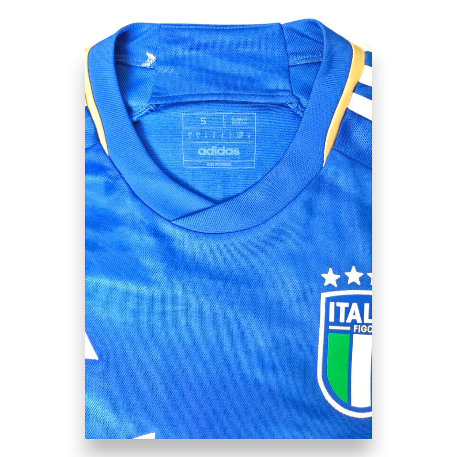 Dettaglio colletto e taglia S – maglia Italia Home 2024 Adidas Chiesa