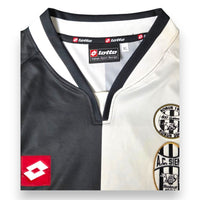 Dettaglio colletto taglia XL maglia Siena Home 2004-05 Player Issued Enrico Chiesa – Lotto – scritta Robur 1904 sul retro del collo
