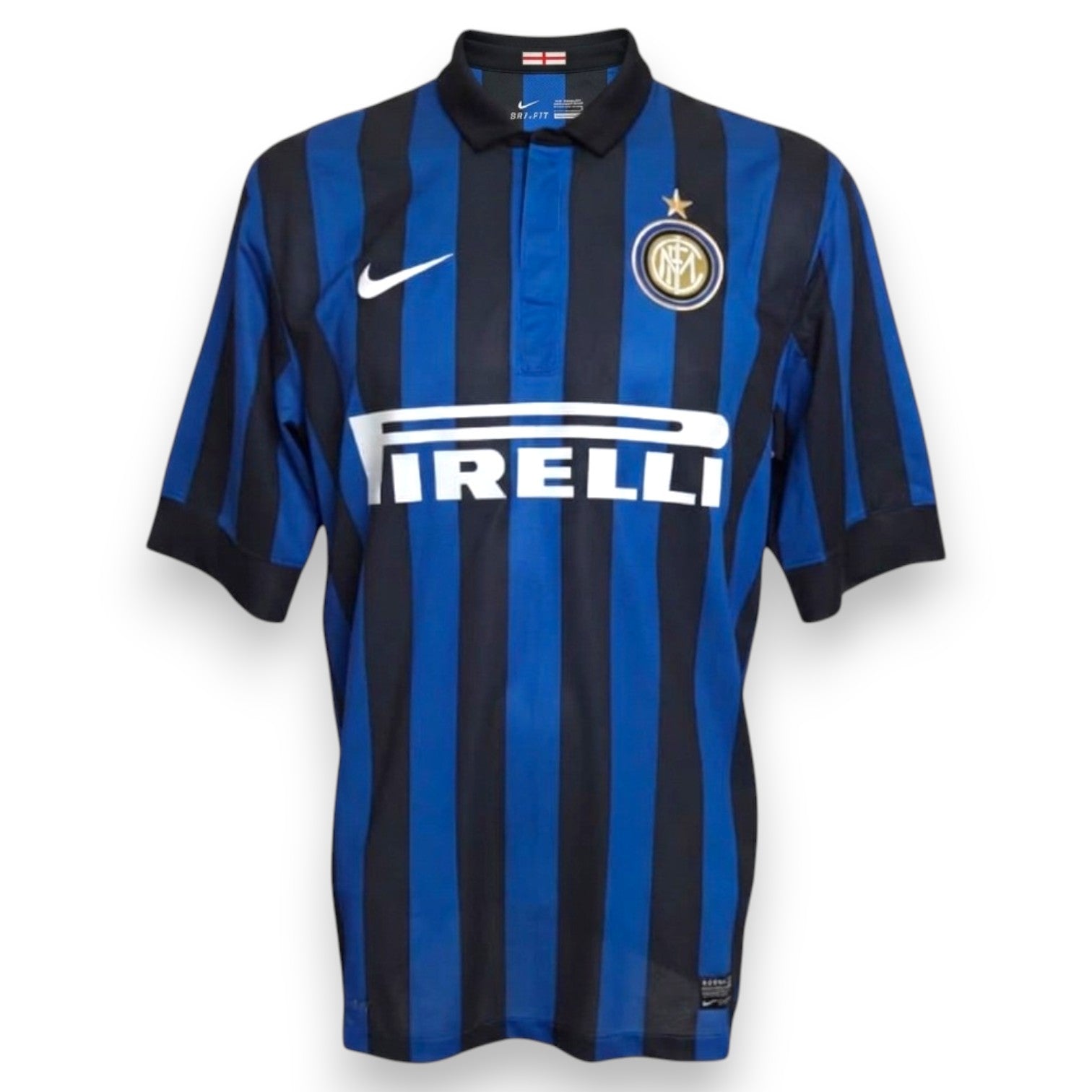 Fronte maglia FC Internazionale Home 2011-12 nerazzurra – sponsor Pirelli – stemma Inter stella dorata – colletto polo nero – Nike Dri-Fit taglia L