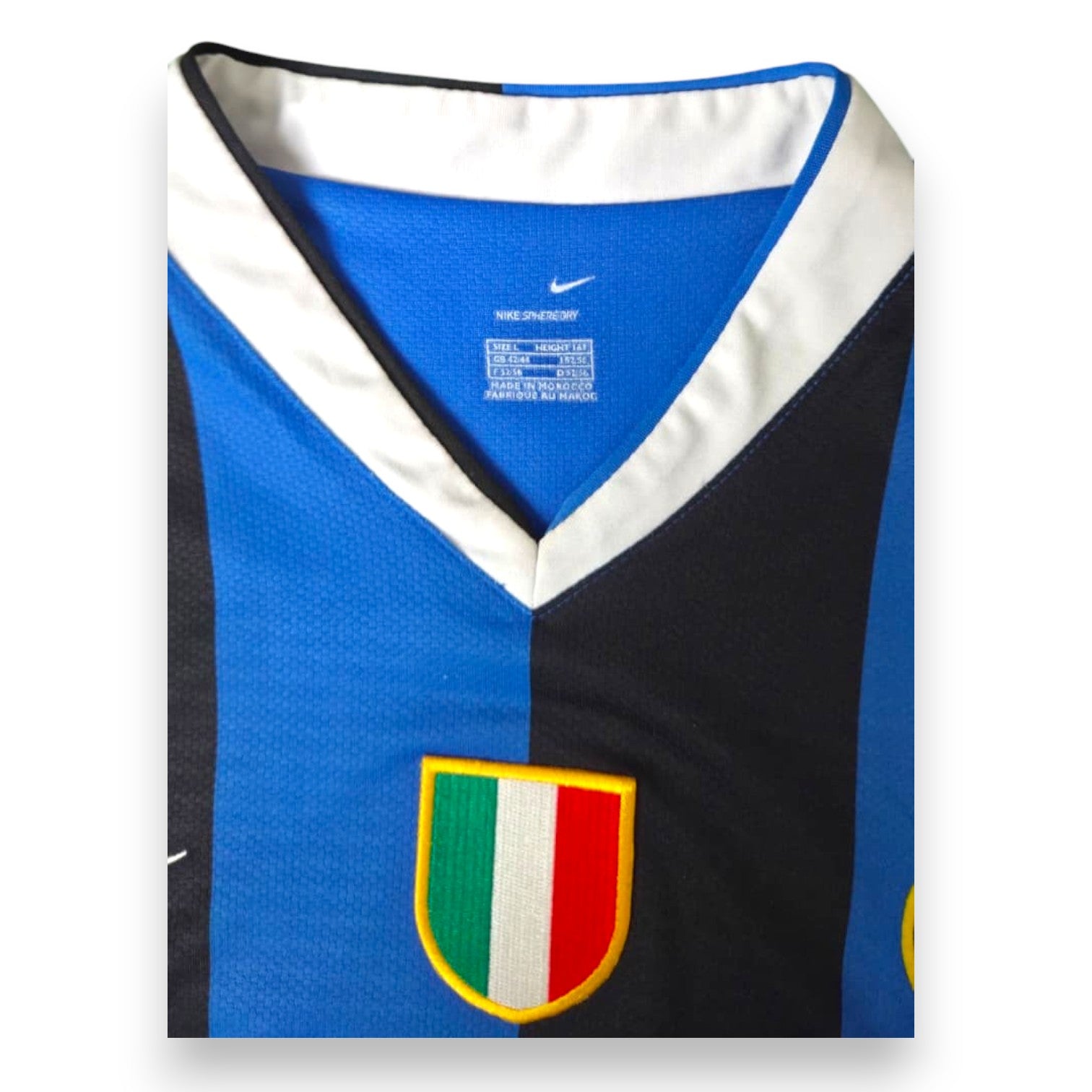 Colletto V bianco maglia Inter Home 2006-07 Nike Sphere Dry – scudetto tricolore – taglia L – Made in Morocco – Store originale