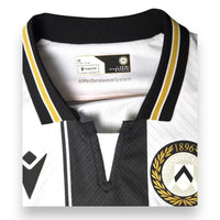 Dettaglio colletto e taglia M maglia Udinese Home 2024-25 Player Issued Keinan Davis – Macron – I Primi Bianconeri d'Italia – MPerformanceSystem