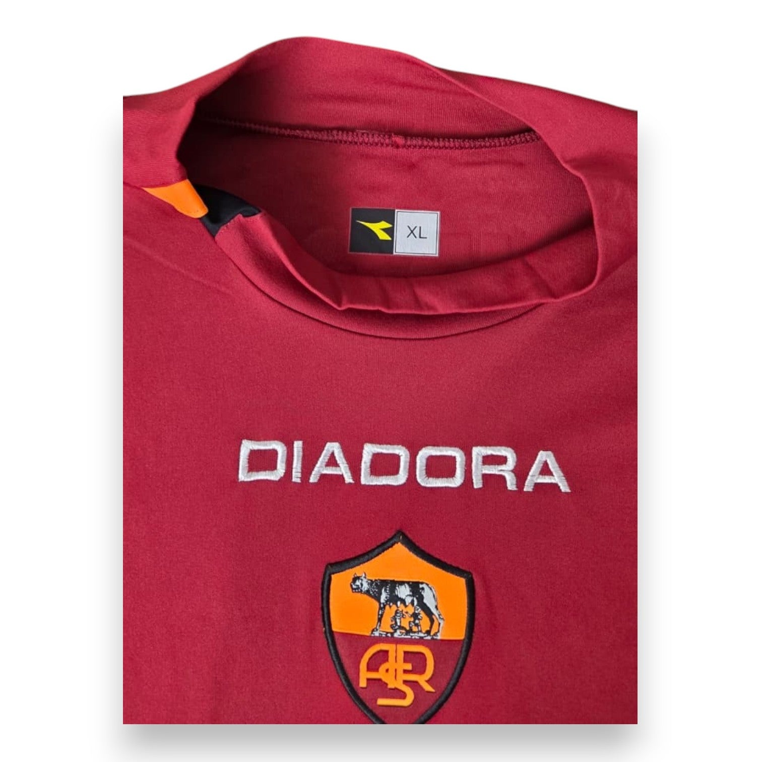 Dettaglio colletto taglia XL etichetta Diadora maglia Roma Home De Rossi Player Issued