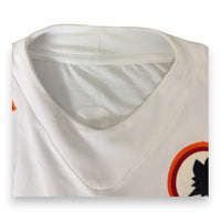 Dettaglio colletto V-neck bianco maglia AS Roma Away 2011-12 Kappa – scudetto lupa stilizzata – Player Issued De Rossi N.16