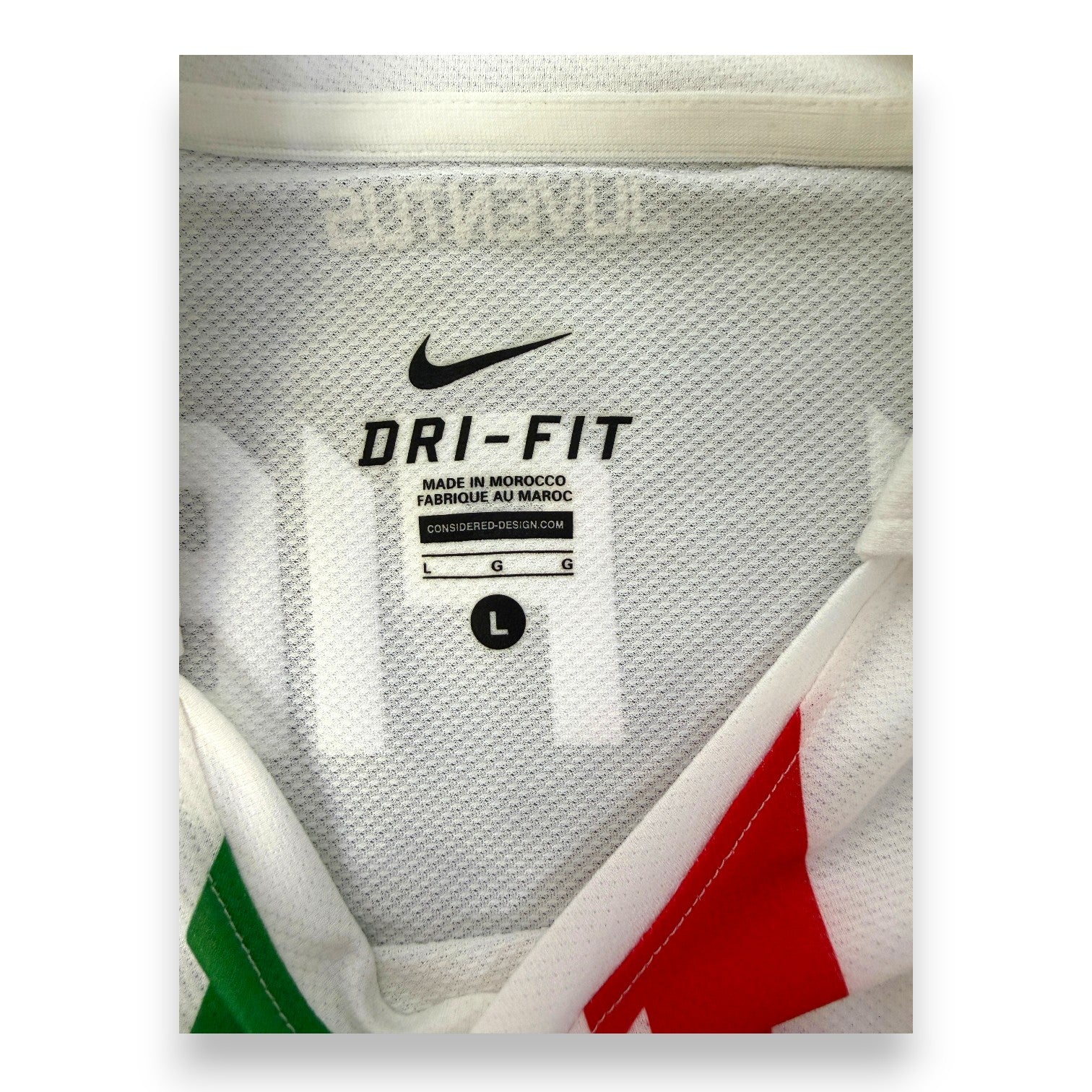 Colletto interno maglia Juventus con tag Bianconeri e Nike Dri-FIT taglia L