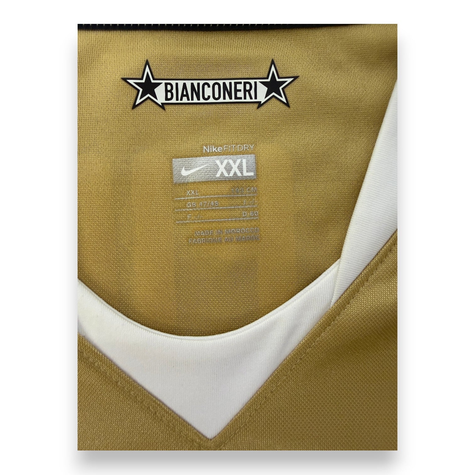 Colletto interno maglia Juventus con etichetta Bianconeri e tag Nike Fit Dry taglia XXL