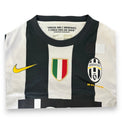 Dettaglio collo maglia Juventus 2012-13 con citazione Giampiero Boniperti
