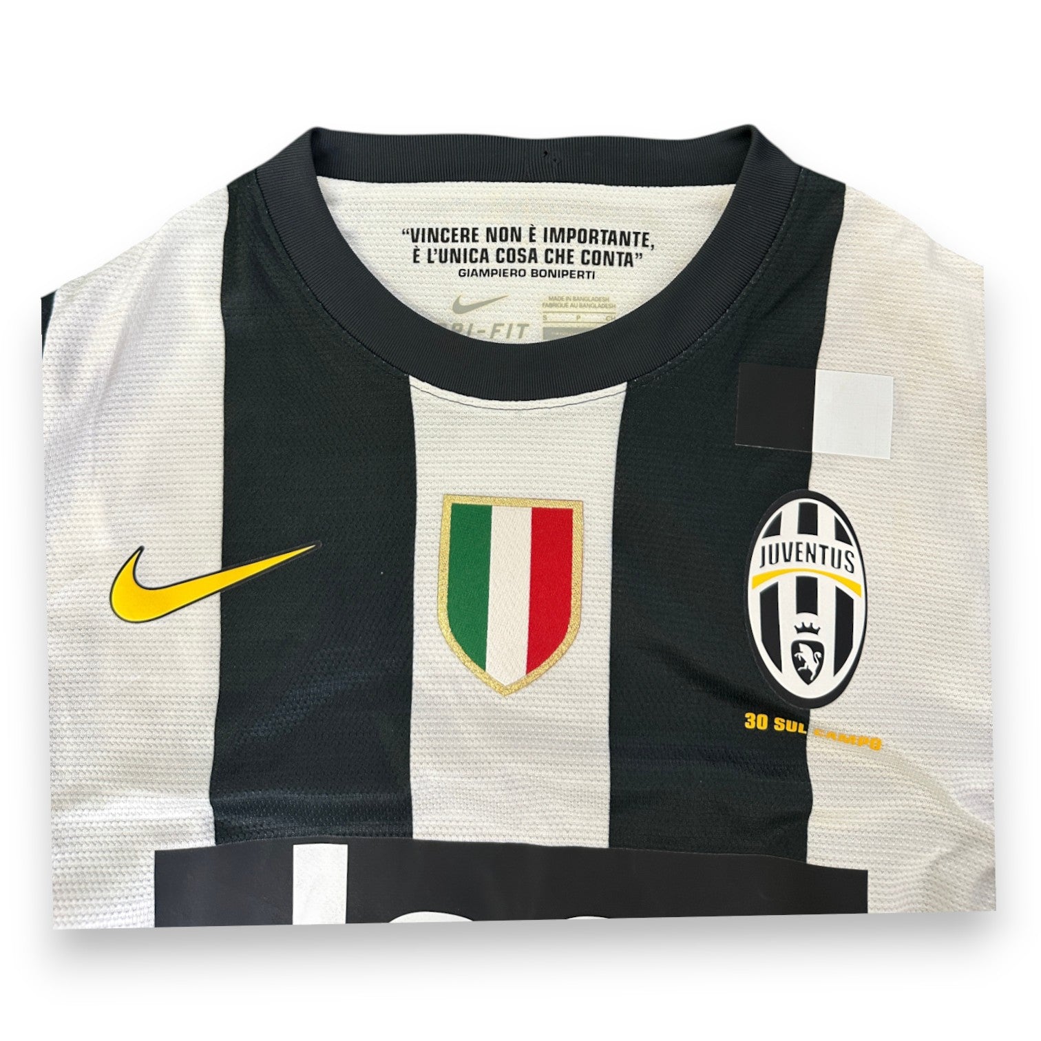 Dettaglio collo maglia Juventus 2012-13 con citazione Giampiero Boniperti