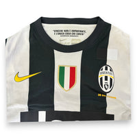 Dettaglio collo maglia Juventus 2012-13 con citazione Giampiero Boniperti