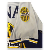 Stemma Hellas Verona sulla manica ed etichetta Hellas 1903 sul polsino – maglia Third 1995-96
