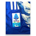 Dettaglio patch Lega Serie A Enilive maglia Como Home 2025-26 adidas