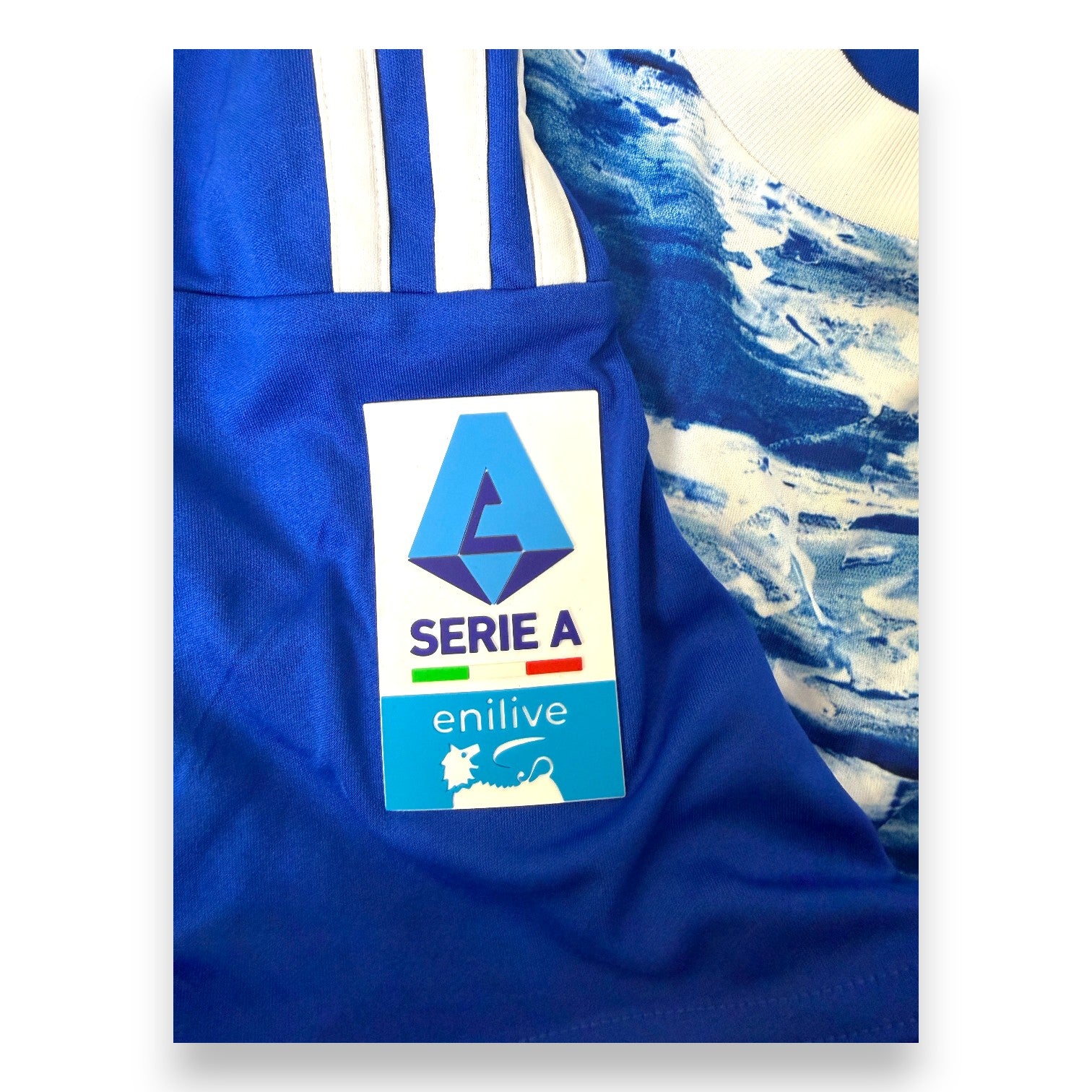 Dettaglio patch Lega Serie A Enilive maglia Como Home 2025-26 adidas