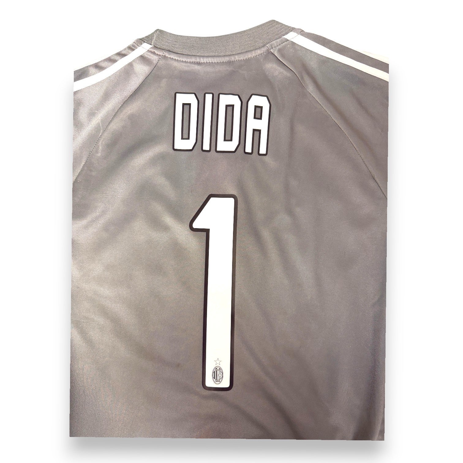 Dettaglio retro maglia AC Milan Portiere GK Away 2005-06 Adidas – Dida numero 1 – segni di conservazione sul tessuto grigio