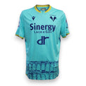 Fronte maglia Hellas Verona Third 2022-23 Player Issued – Macron – sponsor Sinergy Luce e Gas dr – grafica Arena di Verona – stemma Hellas Verona FC