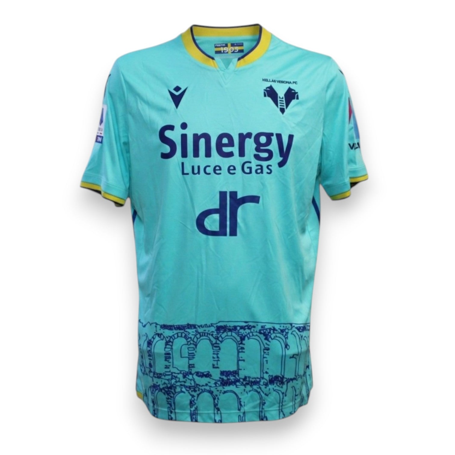 Fronte maglia Hellas Verona Third 2022-23 Player Issued – Macron – sponsor Sinergy Luce e Gas dr – grafica Arena di Verona – stemma Hellas Verona FC