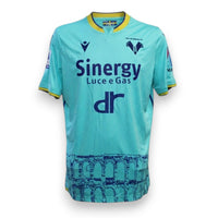 Fronte maglia Hellas Verona Third 2022-23 Player Issued – Macron – sponsor Sinergy Luce e Gas dr – grafica Arena di Verona – stemma Hellas Verona FC