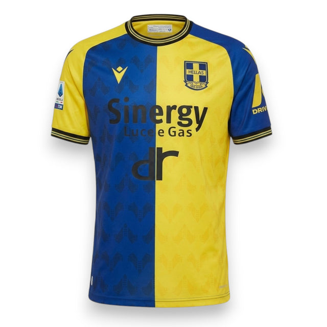 Fronte maglia Hellas Verona Anniversary 2022-23 Player Issued – Macron – sponsor Sinergy Luce e Gas dr – stemma 120° anniversario 1903-2023 – edizione limitata