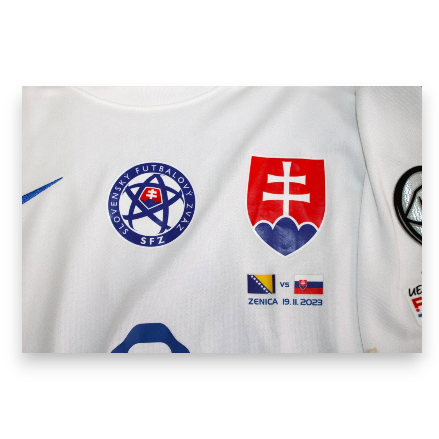 Dettaglio patch partita maglia Slovacchia 2023-24 Match Issue – BIH vs SVK Zenica 19 novembre 2023 – ultima giornata Qualificazioni UEFA Euro 2024 Gruppo J