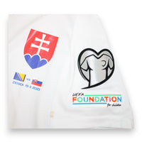 Dettaglio patch UEFA Foundation for Children maglia Slovacchia 2023-24 – stemma slovacco – patch partita Zenica – fornitura gara ufficiale