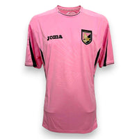 Fronte maglia Palermo Home 2014-15 Joma Store – stemma U.S. Città di Palermo – aquila embossata – Serie A