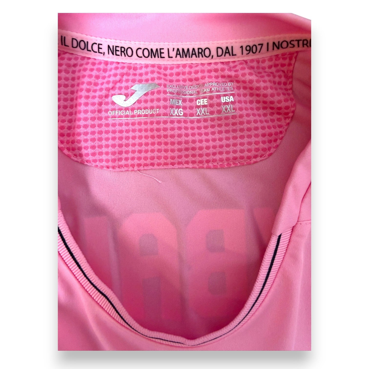 Dettaglio collo maglia Palermo 2014-15 Joma – scritta rosa come il dolce nero come l'amaro – taglia XXL